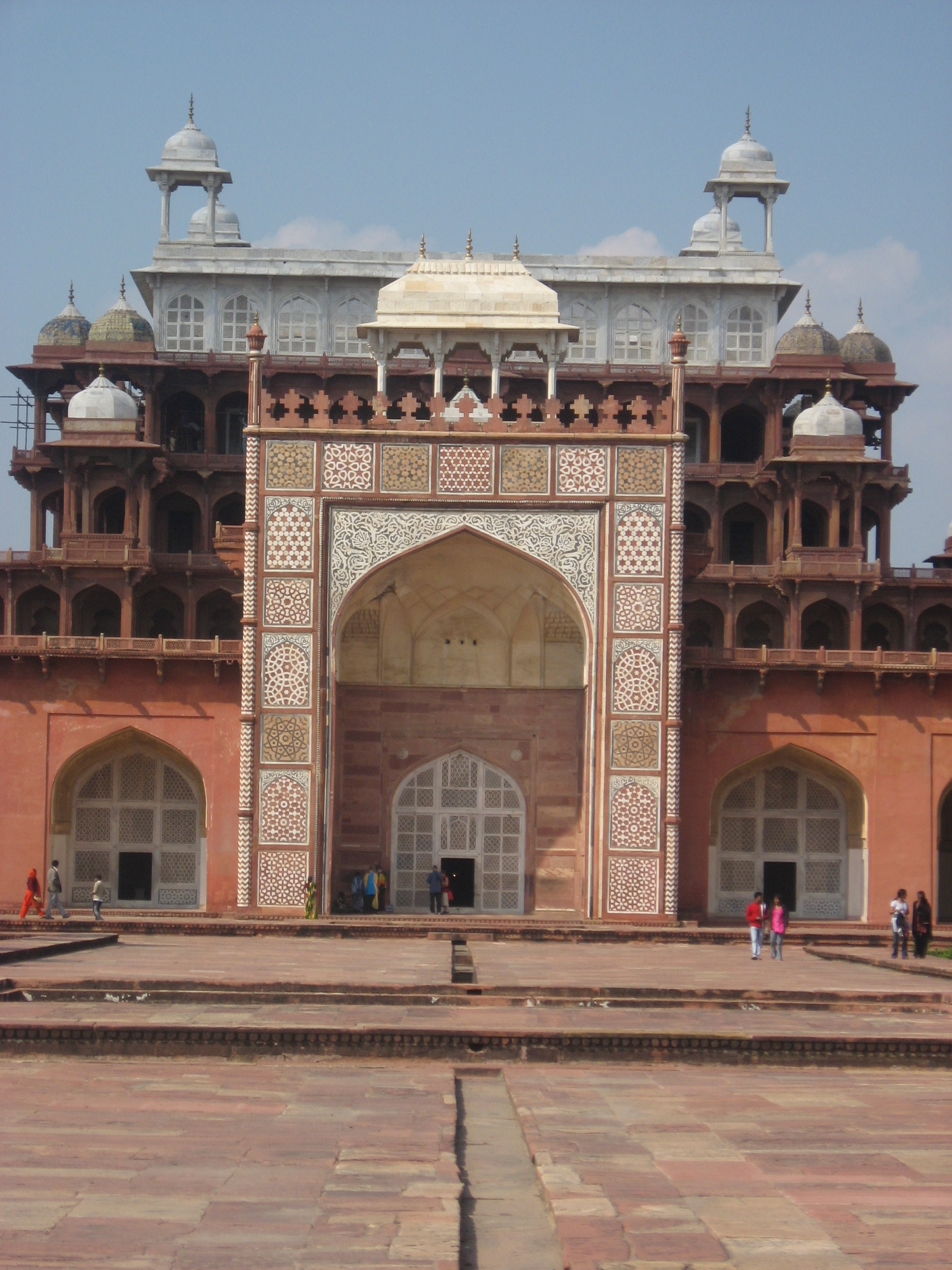 portale con chiostro al Forte di Agra