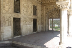 colonnato bianco al Forte di Agra