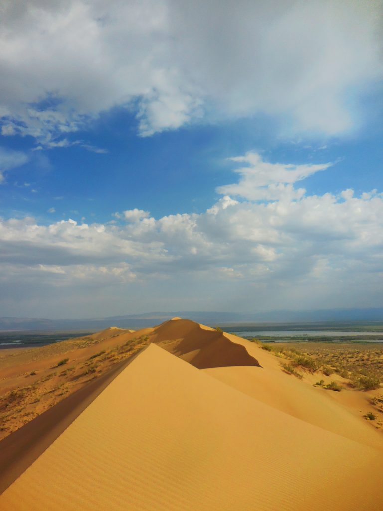 panorama dall'alto delle Singing dunes.