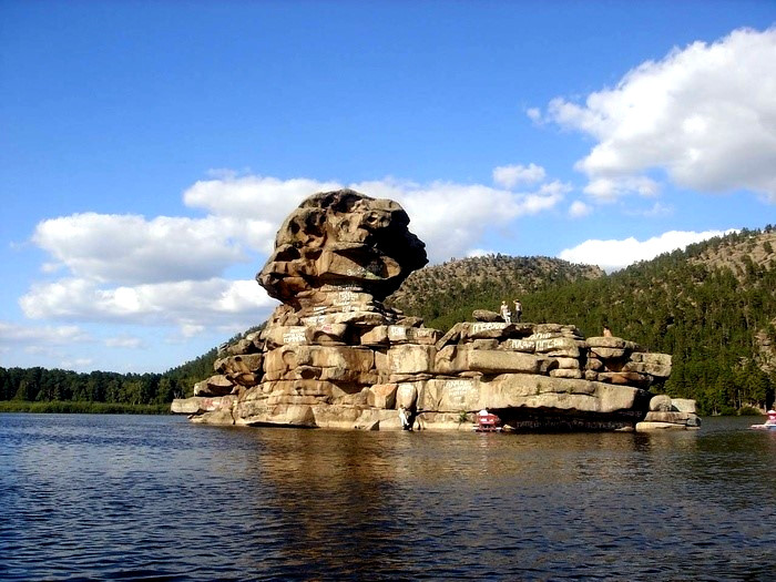 Zhumbaktas, la costruzione rocciosa a forma di Sfinge sul lago Borovoye