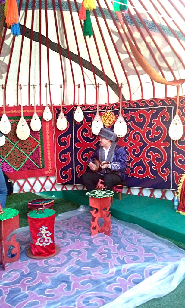 Dombra nella yurta durante Nauryz